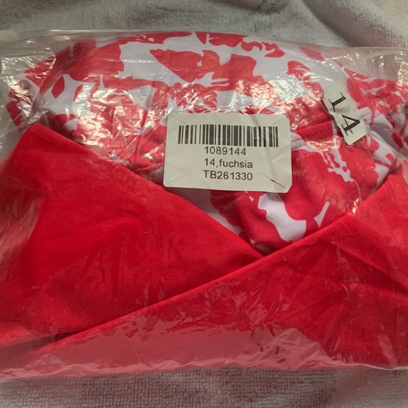 Size 14 Fuchsia Unbranded 2 pcs swimsuit (Tank and Shorts)​ - Picture 2 of 3